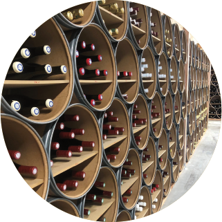 Fûts en carton avec étagère pour présenter des bouteilles de vin